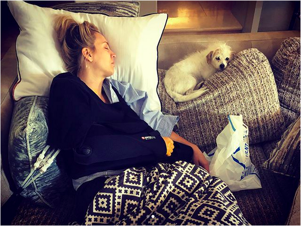 A atriz Kaley Cuoco se recuperando da cirurgia no ombro (Foto: Instagram)
