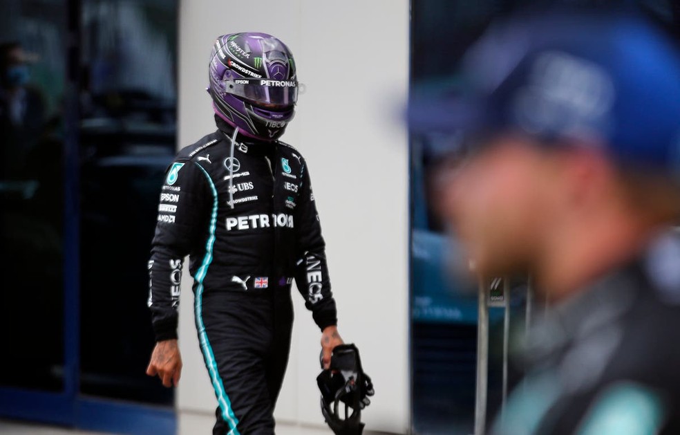 Lewis Hamilton não ficou feliz com estratégia da Mercedes no GP da Turquia — Foto: Reuters