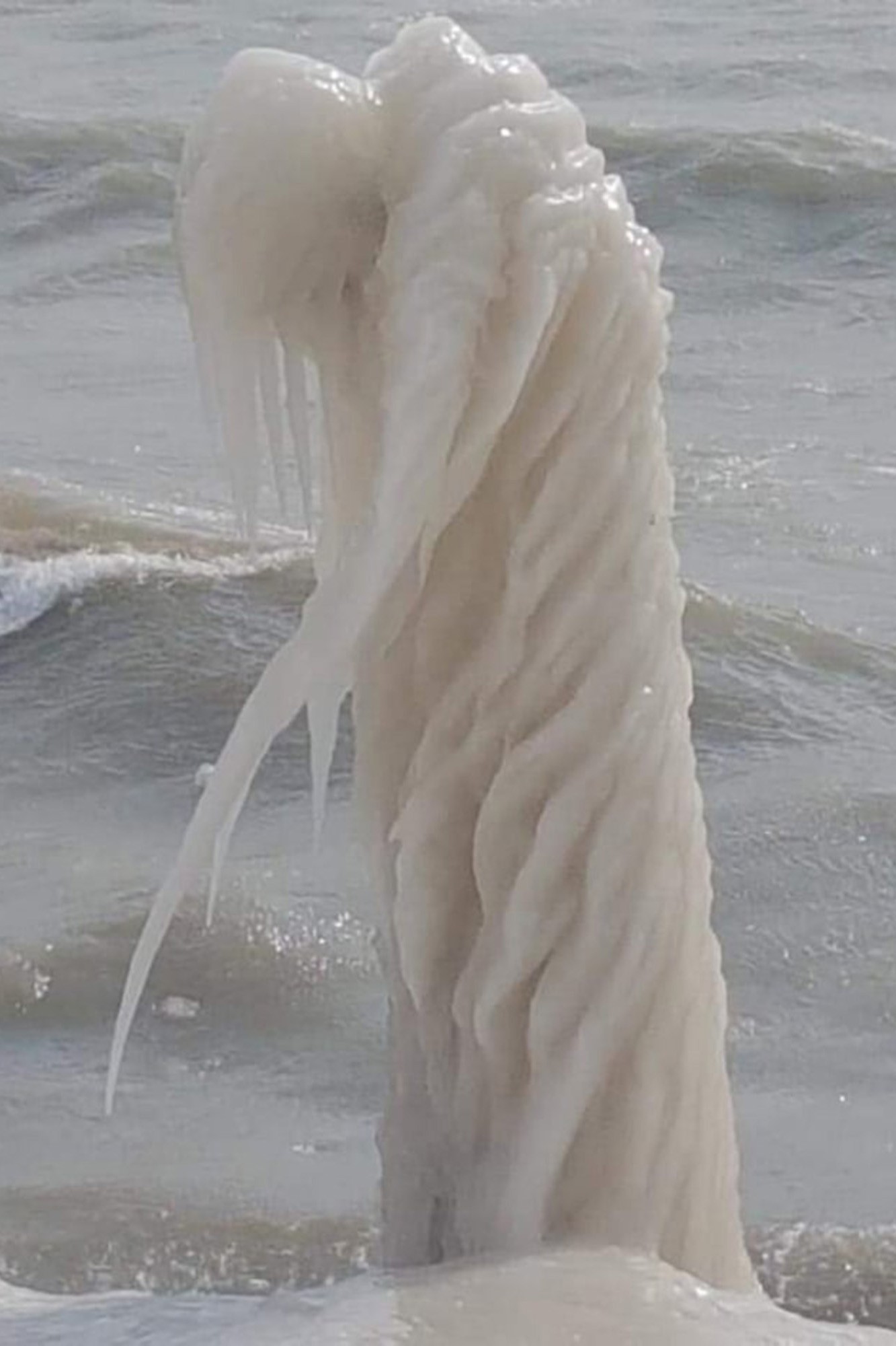 A ghostly ice figure frightens a family in Canada (Photo: Playback/Facebook, Ben Tucci)