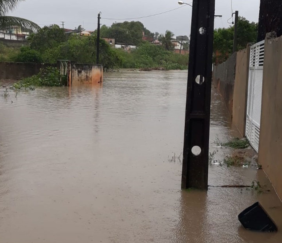 Água da chuva pelas ruas da cidade de Alagoinhas, na Bahia — Foto: Arquivo Pessoal