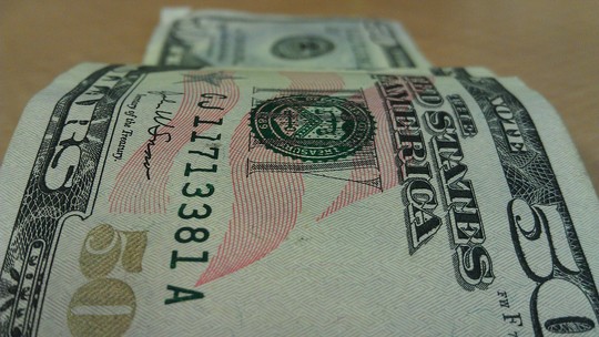 Dólar opera em leve alta e se reajusta após três sessões seguidas de queda 