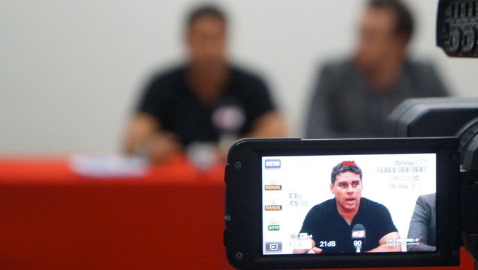 Leandro Sena - treinador (Foto: Augusto Gomes/GloboEsporte.com)