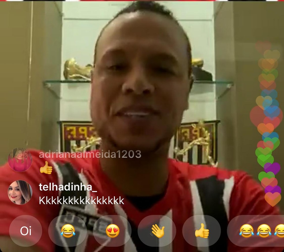 Luis Fabiano veste a nova camisa tricolor do São Paulo — Foto: Reprodução