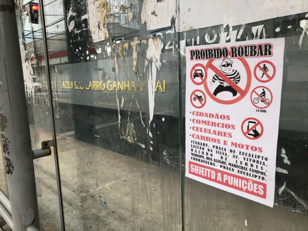Cartazes com ameaças a assaltantes são espalhados por avenida de Vitória (Foto: Fábio Linhares/ TV Gazeta)