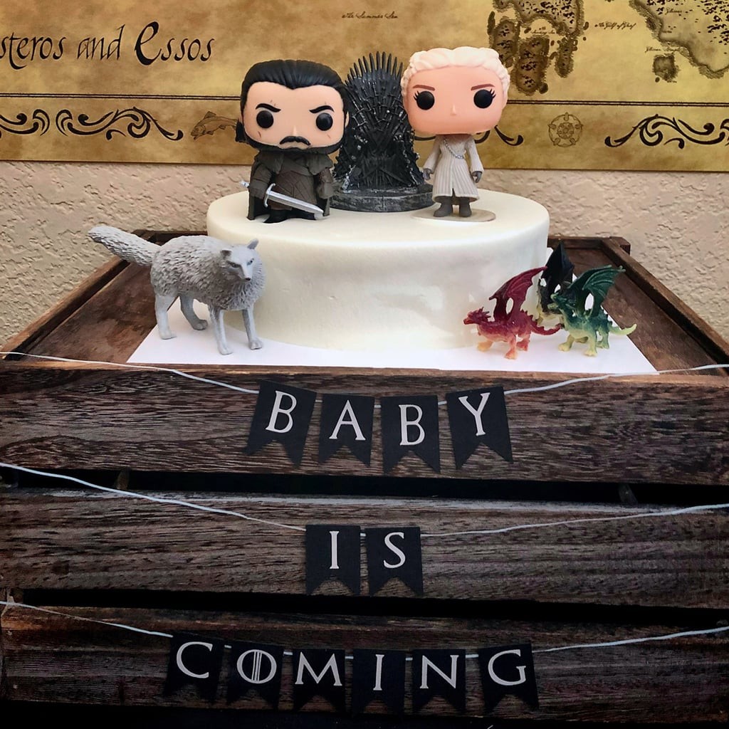 Mesa com bonecos de Jon, Dany, Ghost e os dragões (Foto: Reprodução Instagram)