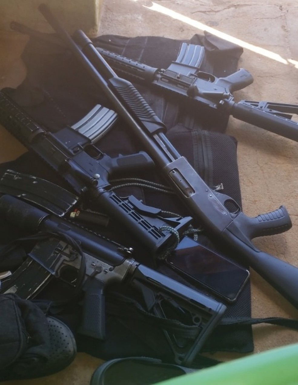 Armas encontrados no local onde estavam os irmãos Deusamor e Leidjan Jácome de Oliveira, — Foto: Polícia Civil