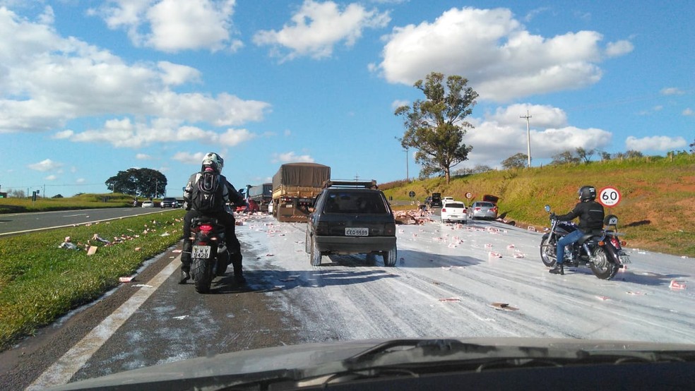Carga de leite ficou espalhada em rodovia de Itapetininga (SP) — Foto: Caio Nogueira/TV TEM