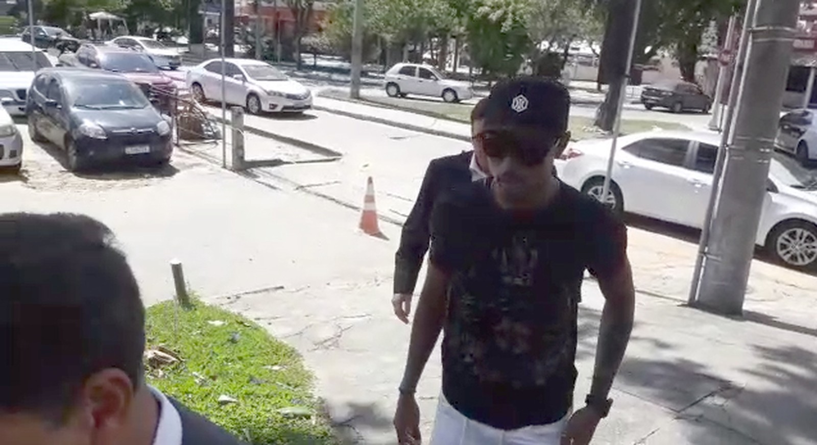 Bruno Henrique deixa delegacia após depor por cerca de 3 horas sobre carteira de motorista falsa no Rio