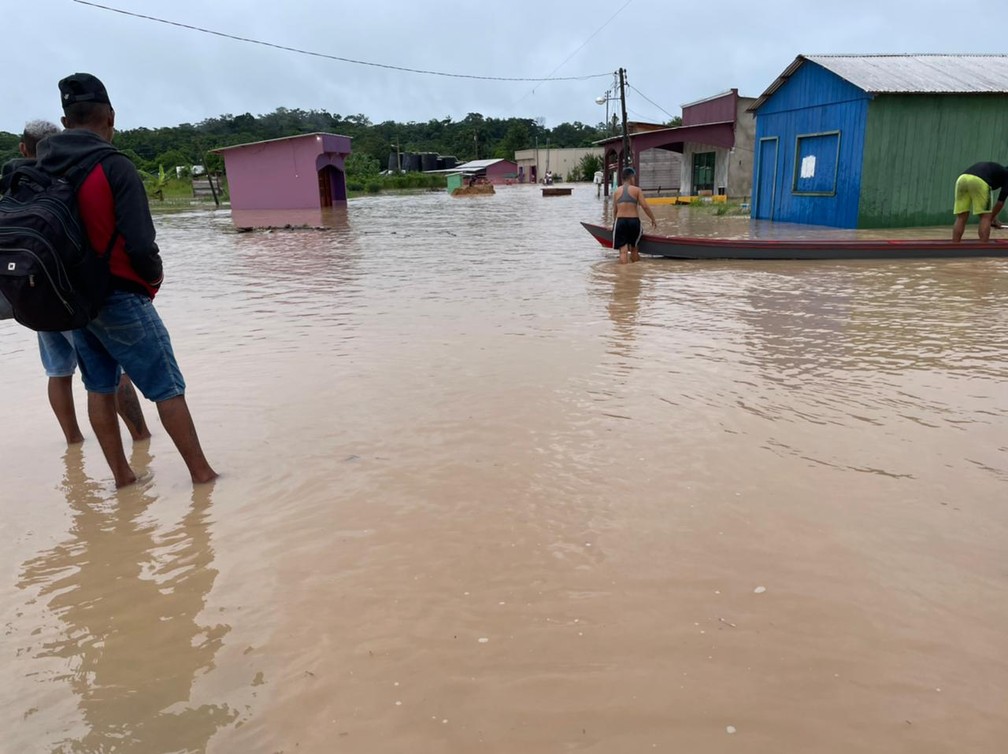 Morador que ajudou atingidos por cheia em cidade isolada no AC relata desespero das famílias — Foto: Arquivo pessoal