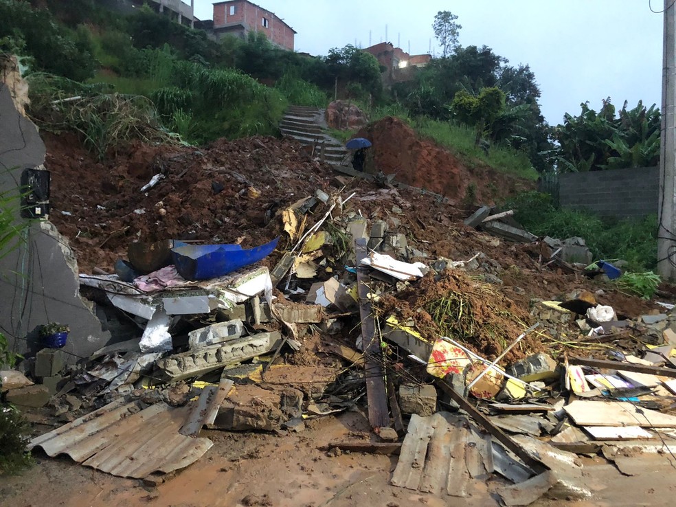 A Defesa Civil está fazendo levantamento da área onde ocorreu o deslizamento de terra, em Itapevi — Foto: Indianara Campos/TV Globo