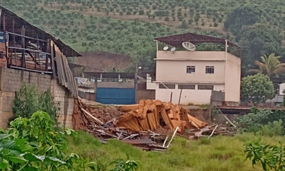 Estrutura desabou em Orizânia após chuvas — Foto: Portal Miradouro/Reprodução