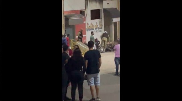 VÍDEO: PMs derrubam, chutam e destroem motocicletas estacionadas em rua no sudoeste da Bahia