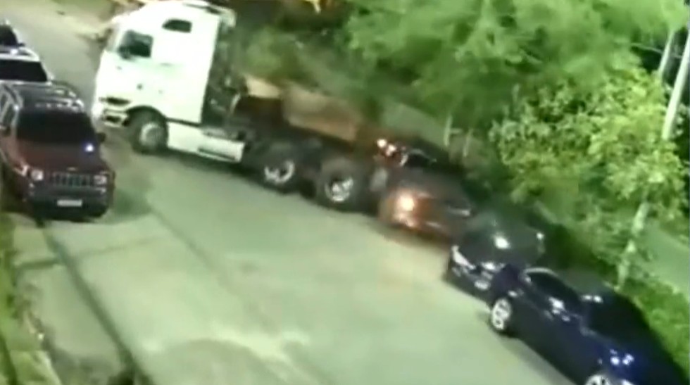 Carreta que transportava trator perde freio e bate em três carros de luxo em Fortaleza; vídeo