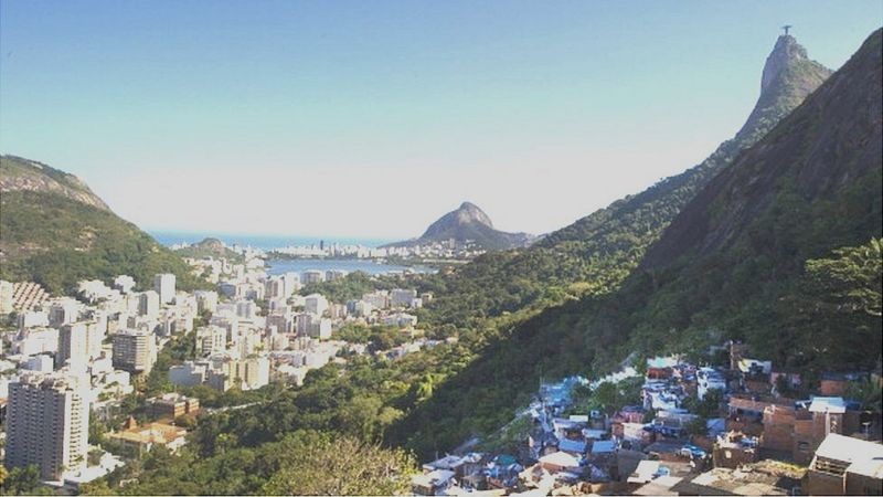 Área mais rica do Rio de Janeiro em contraste com favelas; no Brasil, 10% mais ricos concentram quase 60% da renda nacional (Foto: Getty Images via BBC News Brasil )
