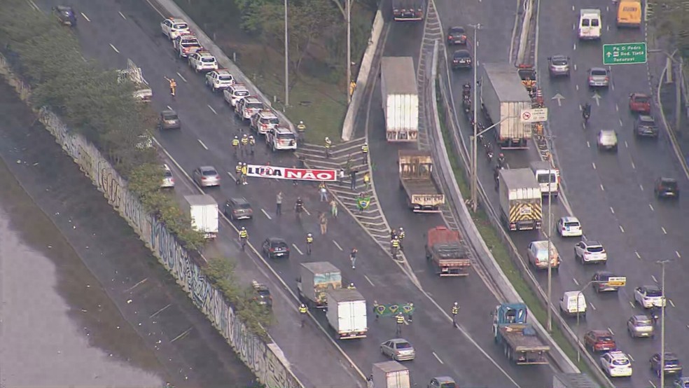 Grupo manifesta na Marginal Tietê em São Paulo — Foto: Reprodução/TV Globo