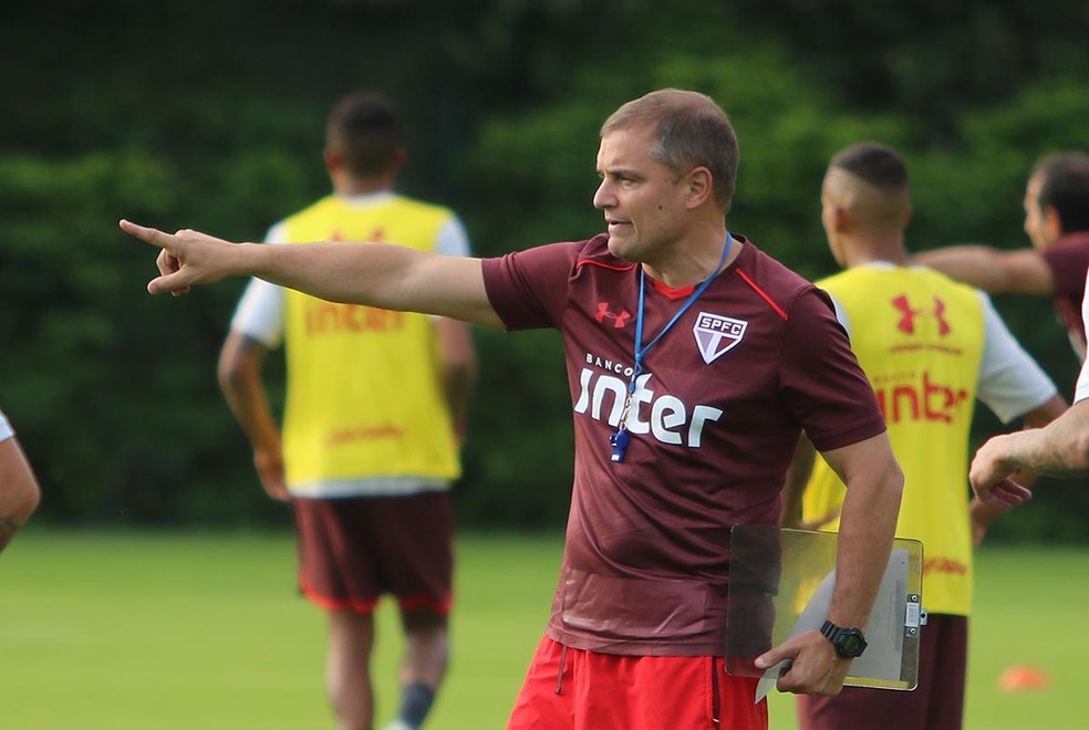 Diego Aguirre orienta alguns trabalhos também em campo (Foto: Rubens Chiri/saopaulofc.net)