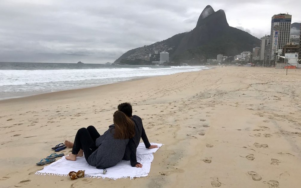 Namorados aproveitam a tarde mais fria do ano na praia do Leblon (Foto: Káthia Mello/G1)
