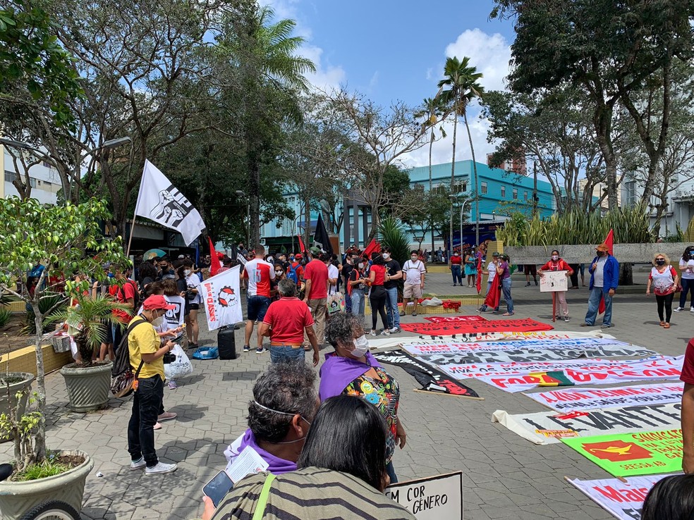 Manifestantes se reúniram e saíram em caminhada próximo às 10h  — Foto: Marques de Sousa/ Tv Cabo Branco
