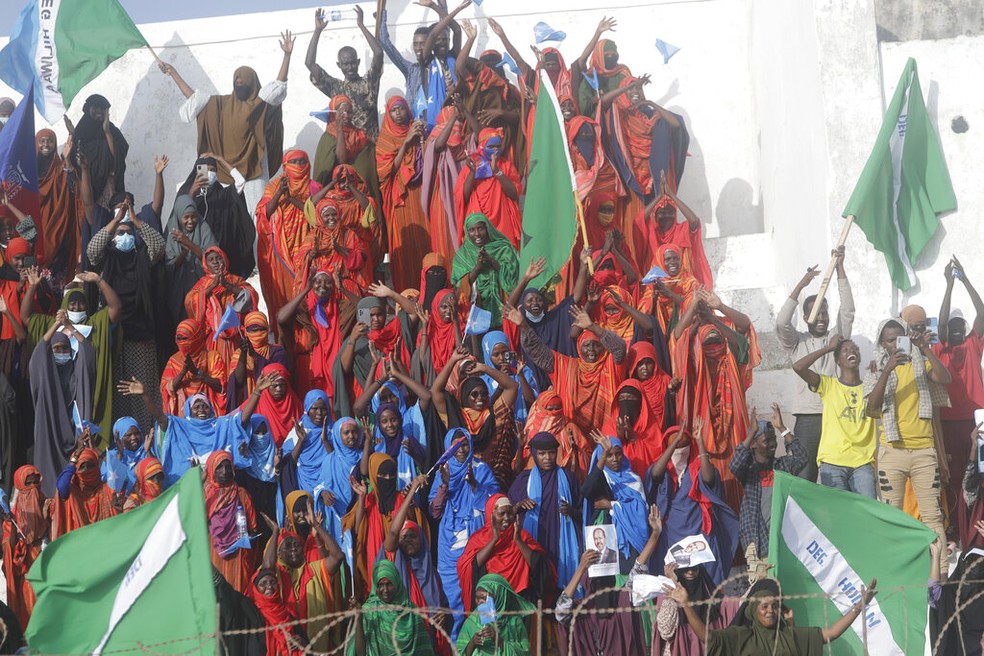 Moradores e autoridades lideram uma manifestação de apoio ao governo no estádio Banadir, Mogadíscio, quinta-feira, 12 de janeiro de 2023. — Foto: AP Photo/Farah Abdi Warsameh