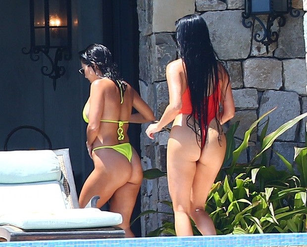 Kourtney Kardashian (esq) e amiga (Foto: BackGrid)