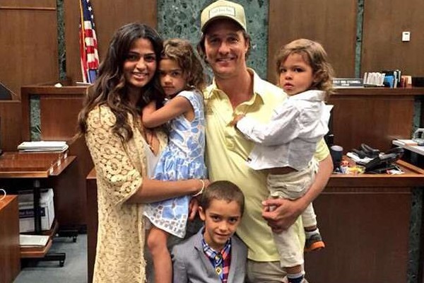 Camila Alves e Matthew McConaughey com seus três filhos (Foto: Reprodução / Instagram)