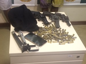Polícia apreendeu armas, munição e capuz que teria sido usado no crime  (Foto: Guilherme Brito/ G1)