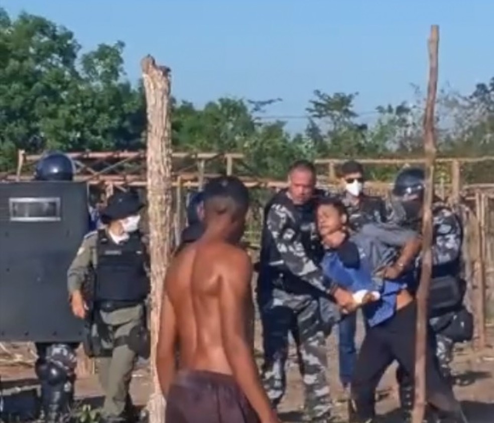 Famlias so retiradas de casas em operao de desocupao de terreno na Zona Norte de Teresina — Foto: Reproduo