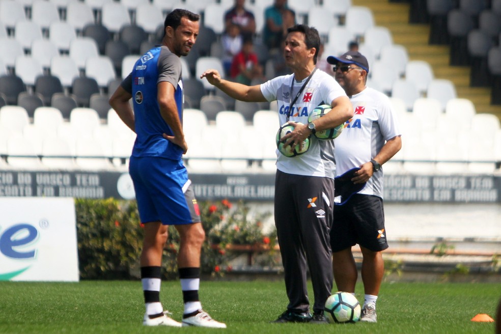 Zé Ricardo orienta jogadores durante treino do Vasco (Foto: Paulo Fernandes / Vasco)