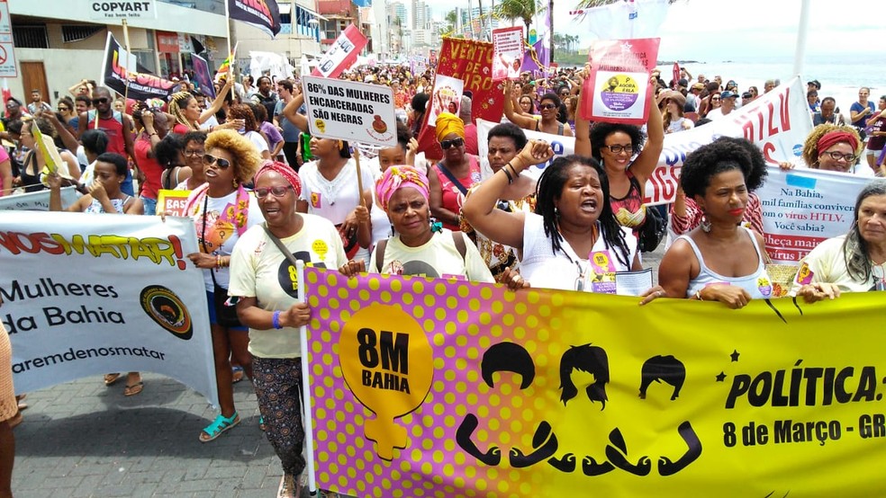 Grupo se reuniu e fez caminhada em Salvador no Dia Internacional da Mulher — Foto: Jefté Rodrigues/TV Bahia