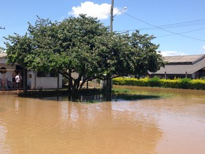 Açude rompeu e água invadiu ruas de Barra do Ribeiro/RS (Foto: Augusto Carneiro/RBS TV)
