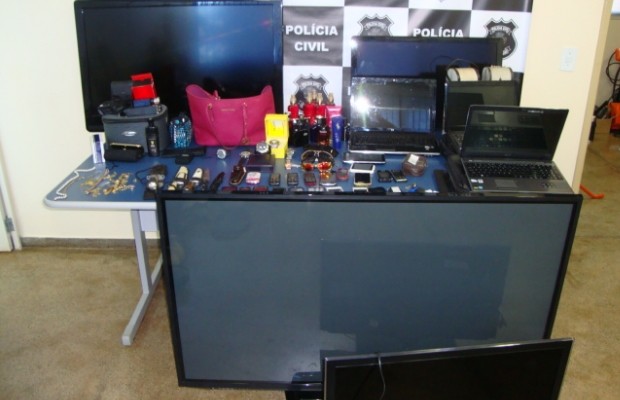 Com os suspeitos foram encontrados televisores, joias e computadores - itumbiara - goiás (Foto: Divulgação/Polícia Civil)