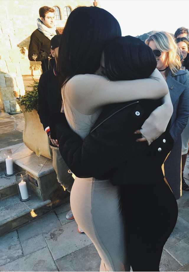 Kylie Jenner abraça Victoria Gamero (Foto: Reprodução)