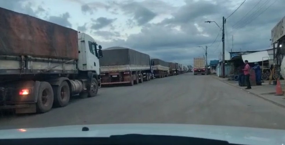 Cerca de 200 caminhões estão parados na alfândega da Receita, em Pacaraima, município que faz fronteira com a Venezuela.  — Foto: Alisson de Oliveira/Arquivo Pessoal