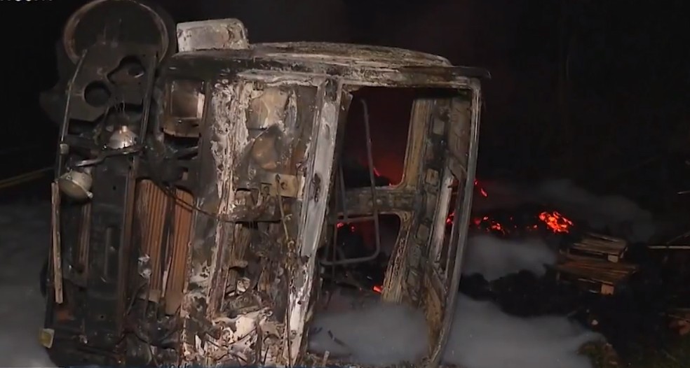 Carreta pegou fogo após o acidente — Foto: Reprodução/TV Santa Cruz