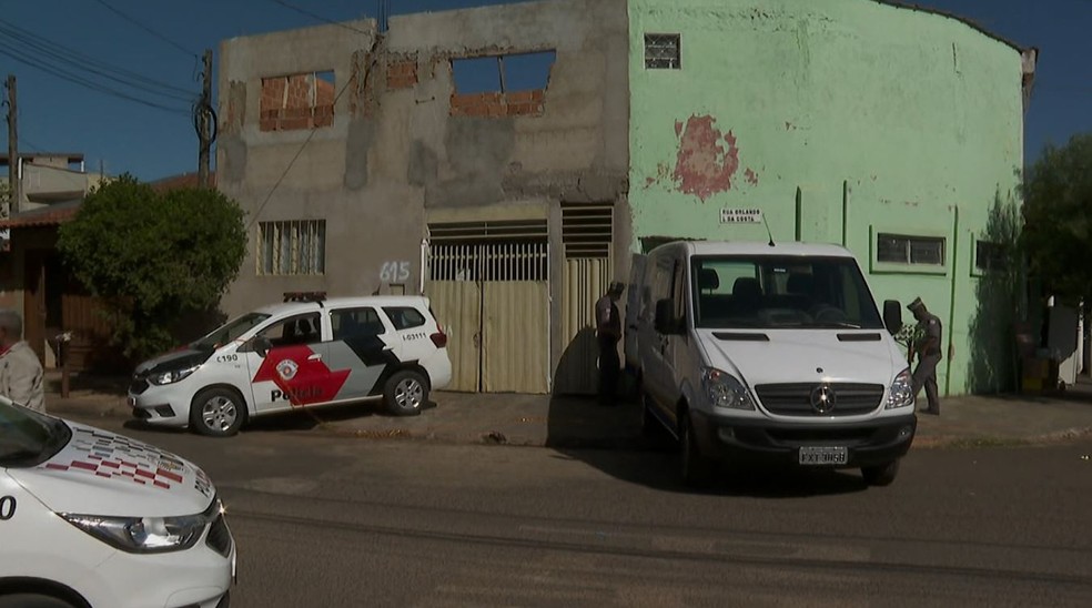 Mulher foi encontrada morta em frente &agrave; casa onde mora, na zona leste de Ribeir&atilde;o Preto (SP) &mdash; Foto: Reprodu&ccedil;&atilde;o / EPTV