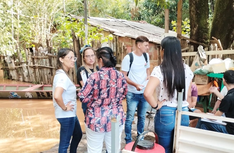 Famílias atingidas são atendidas por equipe da Assistência Social — Foto: Wheverton Barros/Prefeitura Rondonópolis