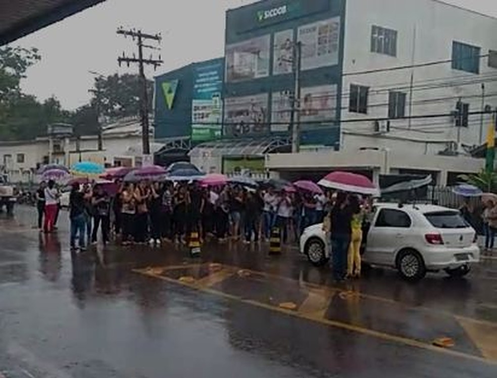Em Rio Branco, Professores provisórios pedem contratação em protesto em frente à Casa Civil — Foto: Reprodução