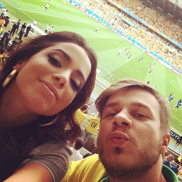 Anitta assiste jogo com amigo no estádio (Foto: Reprodução/Instagram)