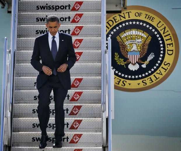 O presidente dos EUA, Barack Obama, desce do Air Force One no desembarque em Nova York (Foto: Pablo Martinez Monsivais / AP)