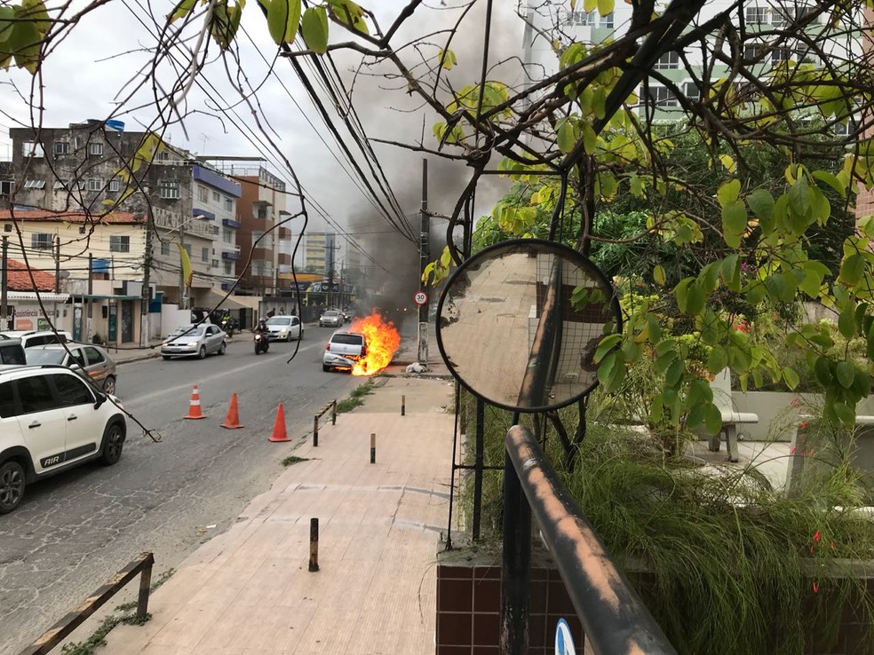 Carro pega fogo entre os municÃ­pios de Olinda e Paulista, no Grande Recife (Foto: ReproduÃ§Ã£o/WhatsApp)