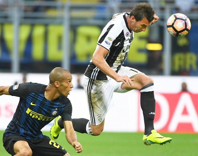 Miranda em ação no clássico entre Inter e Juventus (Foto: EFE)