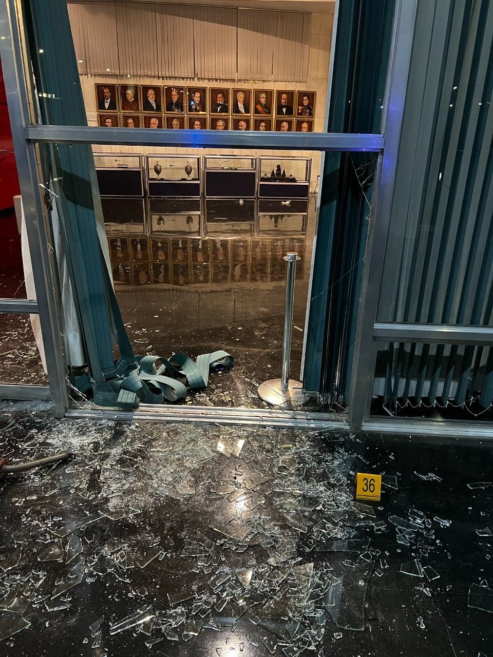Invasores quebraram vidraças das sedes dos Três Poderes — Foto: Divulgação