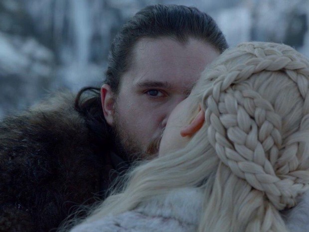 O beijo constrangido de Jon Snow com Daenerys (Foto: reprodução)
