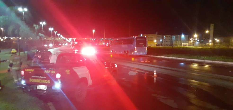 Corpo de Bombeiros Militar do DF atendem ocorrência de colisão entre carro e ônibus, no Recanto das Emas — Foto: CBMDF/Divulgação