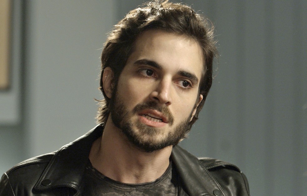 Ruy fica pasmo com a notícia de que terá um irmão, mas é claro que ele desconfia de Irene: 'Quero ver o DNA' (Foto: TV Globo)