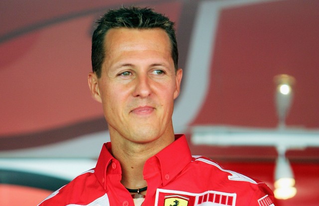 MONZA, ITALY - SEPTEMBER 01: Michael Schumacher of Germany and Ferrari smiles after the Vodafone Race on Piazza Duomo in Milan during the preview to the Italian F1 Grand Prix on September 1, 2005 in Monza, Italy.  (Photo by Lars Baron/Bongarts/Getty Image (Foto: Bongarts/Getty Images)