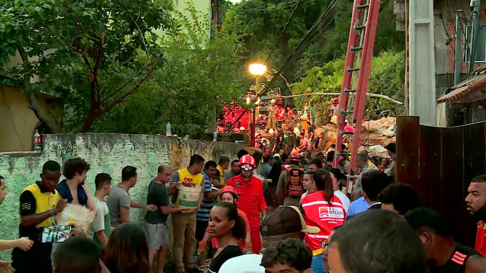 Trabalhos de busca por vítimas após deslizamento em Niterói (RJ) — Foto: Reprodução/TV Globo