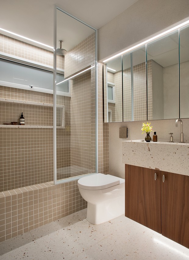 V kopalnici, ki služi sinovi sobi, je mini kopalnica obložena s keramičnimi ploščicami Atlas.  S teraco premazom Donata, ki se uporablja tudi na tleh, je pult izdelal Engenharia do Mármore.  Kohler posoda in kovina (Foto: Denilson Machado / MCA Estúdio / Publicity)