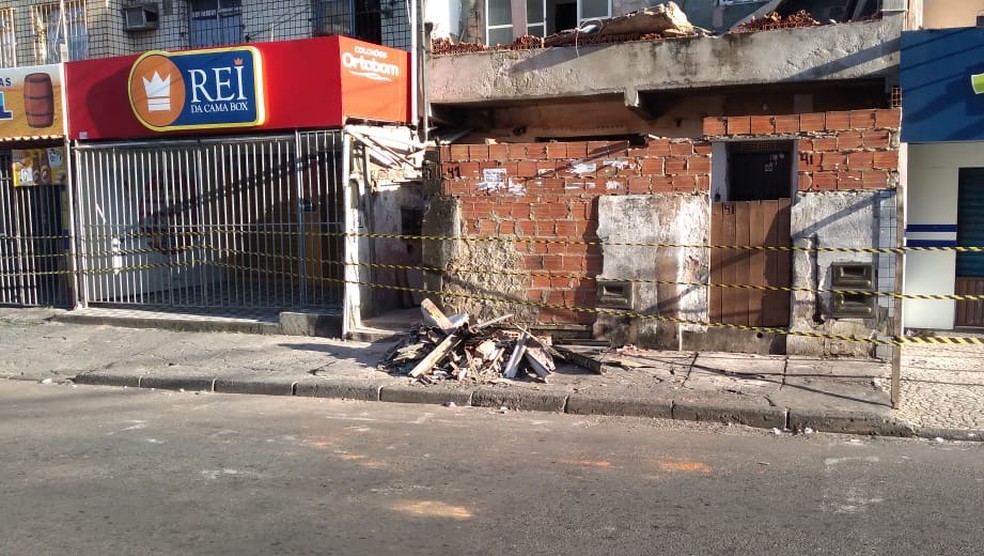 Imóvel que teve queda de varandas foi isolado em Salvador — Foto: Rafael Alves/TV Bahia