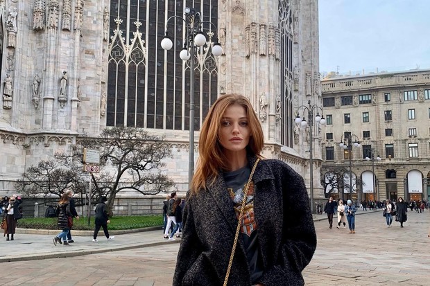 Cintia Dicker, modelo e esposa de Pedro Scooby, faz foto em Milão, na Itália (Foto: Instagram/Reprodução)